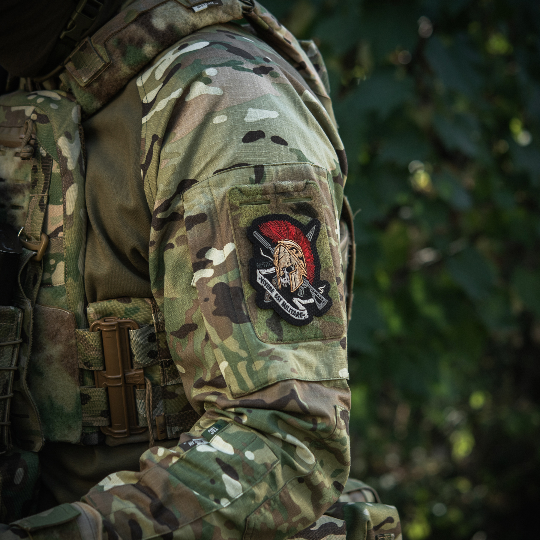 M-Tac нашивка шлем Vivere Est Militare (вышивка) — 11