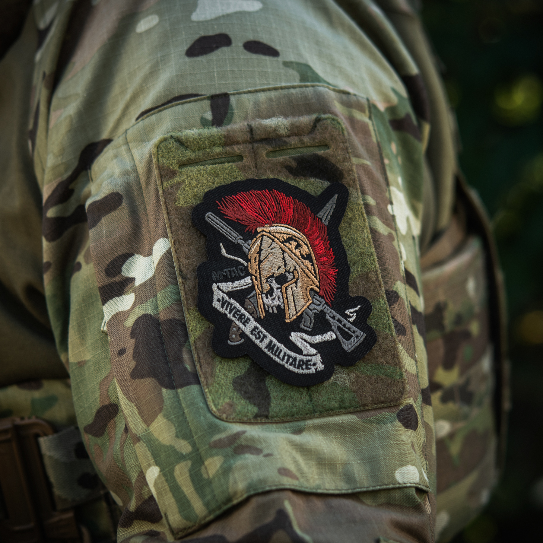 M-Tac нашивка шлем Vivere Est Militare (вышивка) — 12
