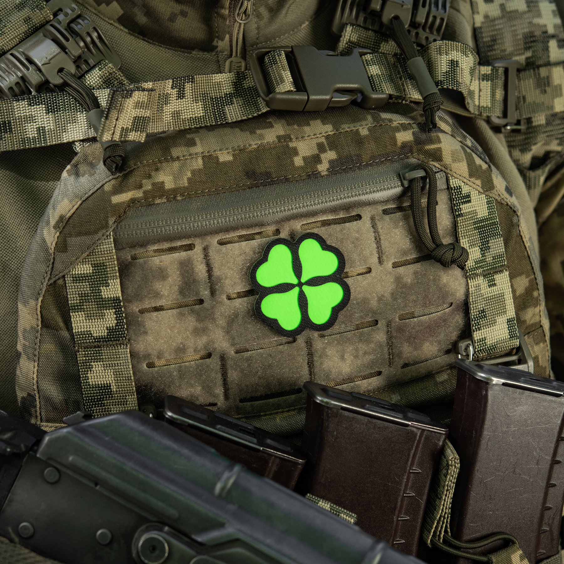 M-Tac нашивка Конюшина GID Black/Green — 9