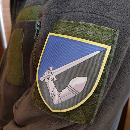 Шеврон ПВХ рука з мечем 117-та ОМБр– Мілітарист - зображення 3